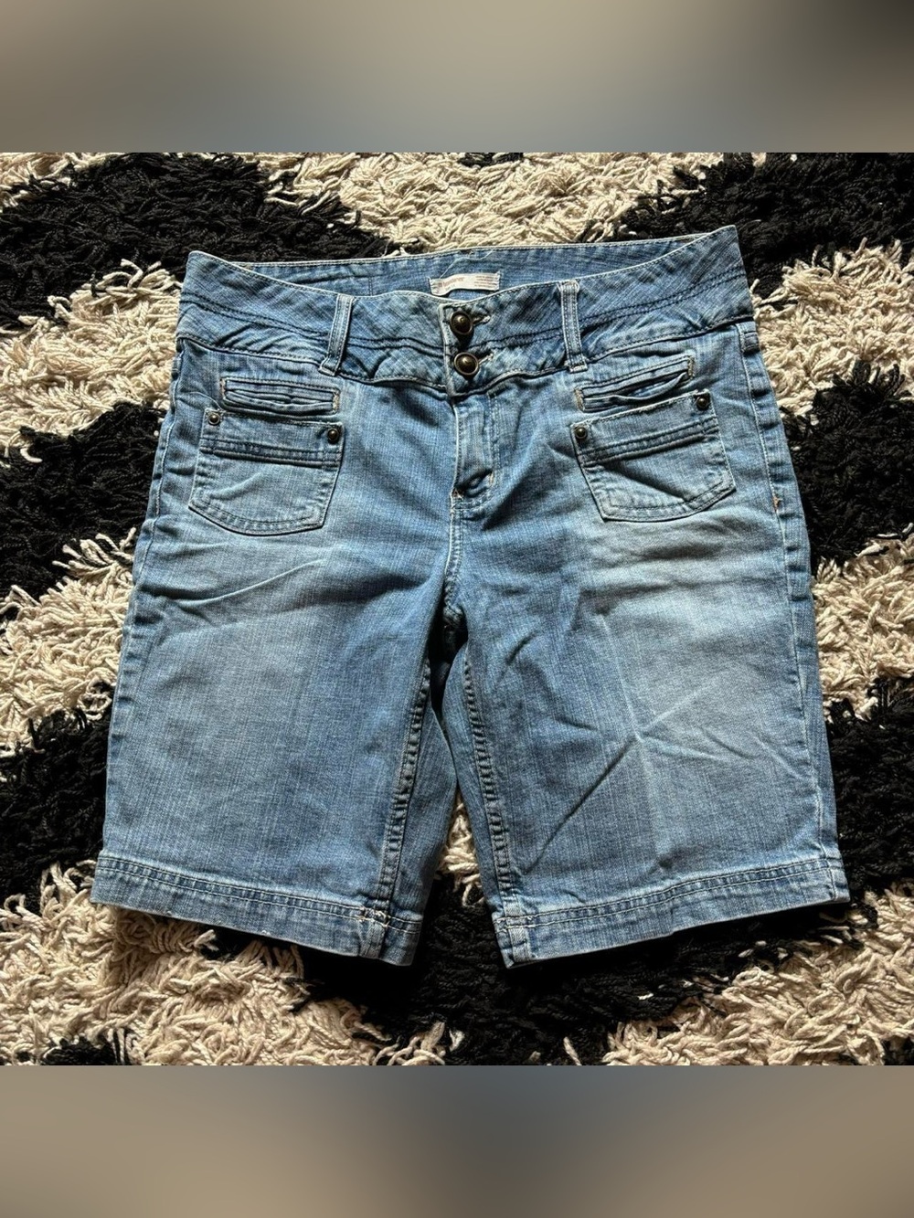 No Boundaries Y2K Light Wash Denim Low Rise Jean Bermuda Shorts Women’s 13